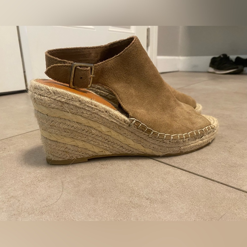 EUC GAP tan wedges - size 10